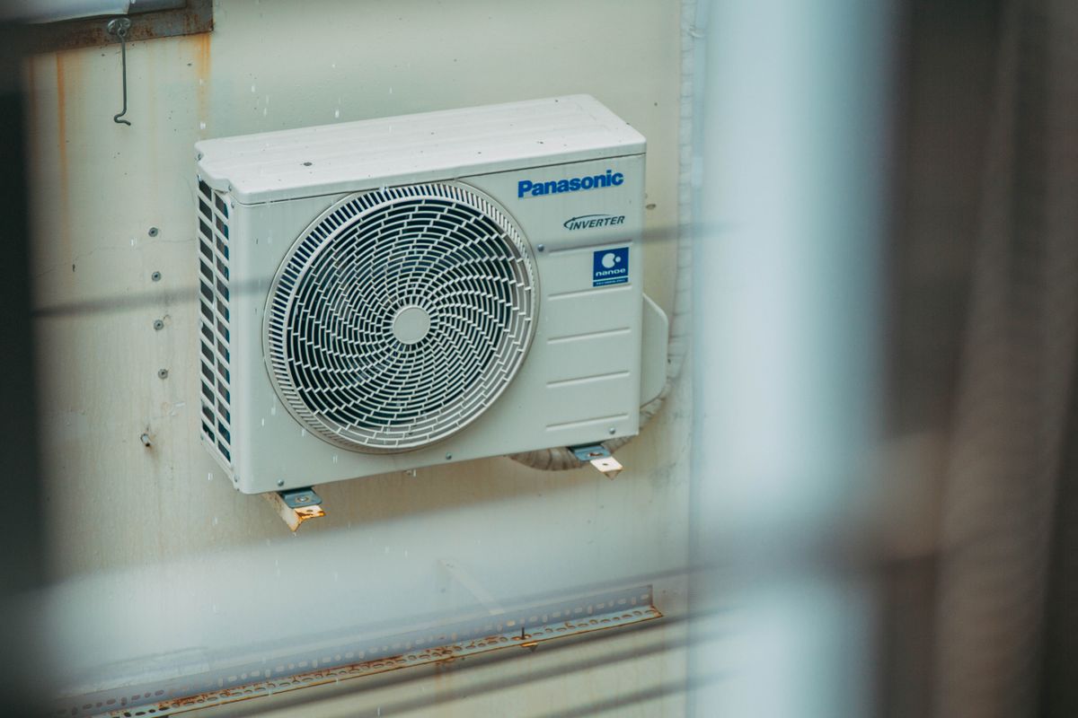 Inverter air conditioner outdoor unit mounted on an exterior wall